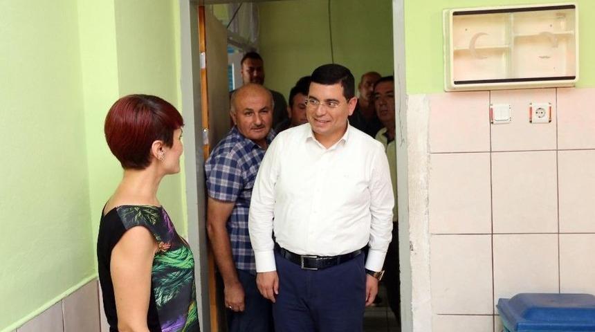 T&uuml;t&uuml;nc&uuml;, Okullardaki &Ccedil;alışmaları İnceledi