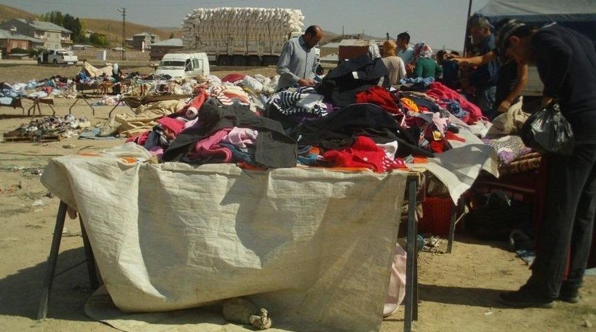 &Ouml;zalp İl&ccedil;esinde İkinci El Giysi Ve Ayakkabı Pazarı