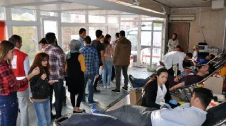 G&uuml;m&uuml;şhane&rsquo;de Kan Bağışlayanların Y&uuml;zde 60&rsquo;ı &Ouml;ğrenci