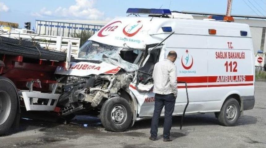 Ambulans İle Otomobil &Ccedil;arpıştı: 2&rsquo;si &Ccedil;ocuk 10 Yaralı