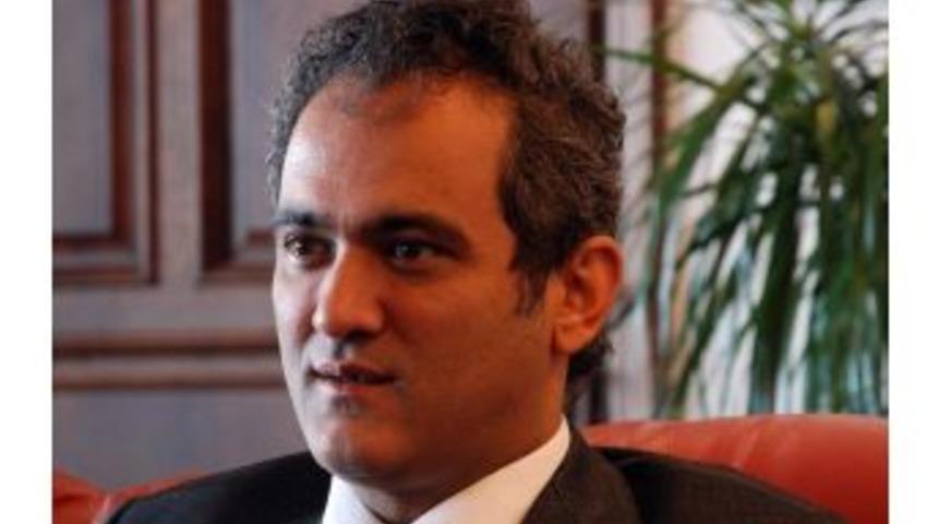 Rekt&ouml;r Mahmut &Ouml;zer Rakiplerine Fark Attı