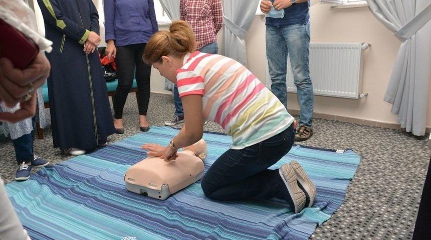 Ak Parti Kadın Kollarından Kadınlara İlk Yardım Eğitimi