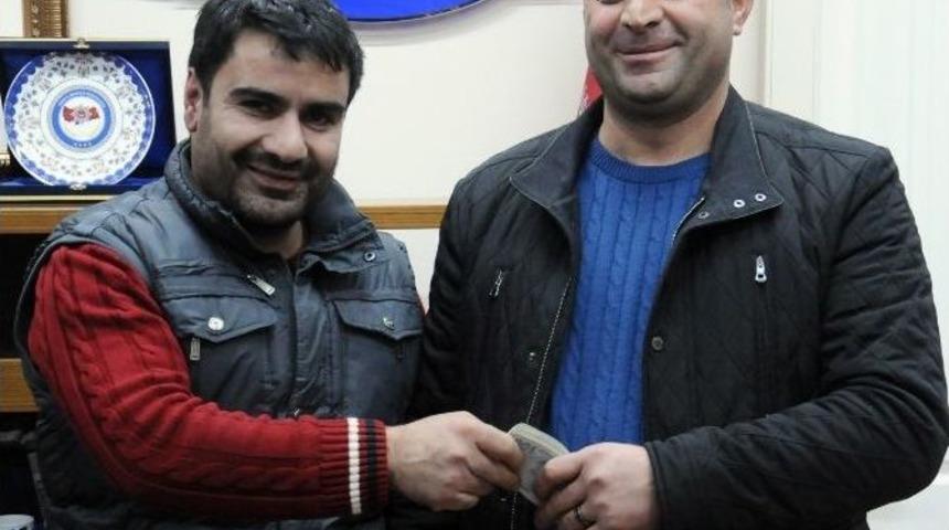 Yolda Bulduğu Paraları Sahiplerine Teslim Ediyor