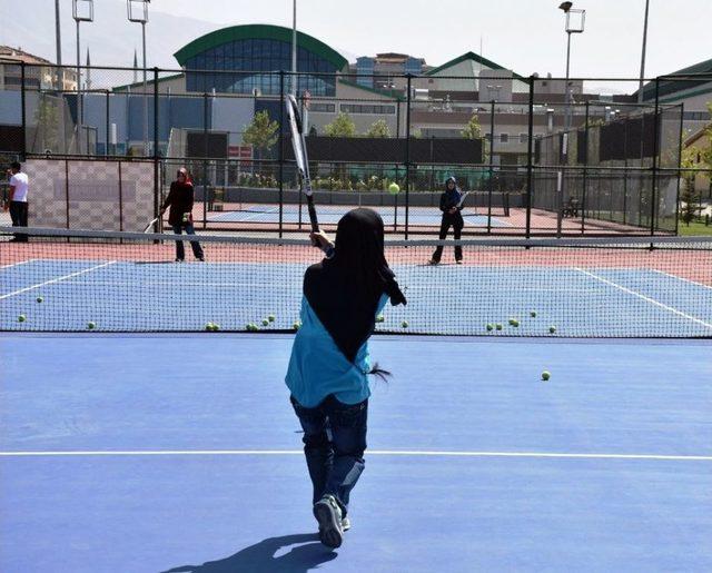 1966 Malatya Gen&ccedil;lik Ve Spor Kul&uuml;b&uuml;&rsquo;nden Teniste B&uuml;y&uuml;k Başarı 2