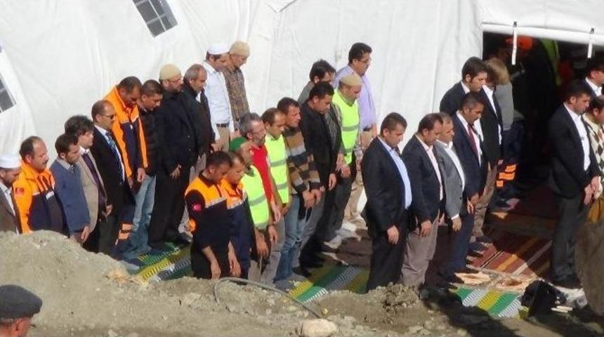 Madende Mahsur Kalan İş&ccedil;iler İ&ccedil;in Hutbe Okundu