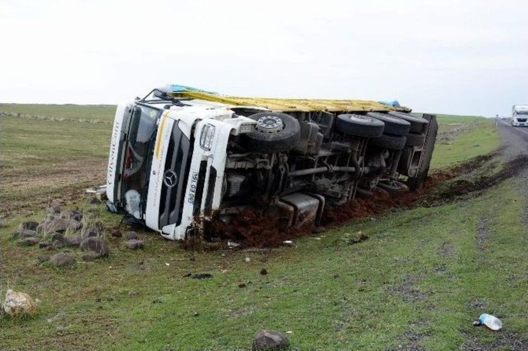 Cam Y&uuml;kl&uuml; Kamyon Devrildi: 1 Yaralı