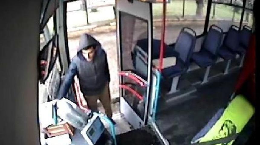 Otob&uuml;sten Cep Telefonu &Ccedil;alarken G&uuml;venlik Kamerasına Yakalandı