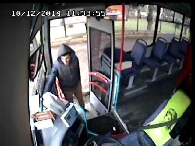 Otobüsten Cep Telefonu Çalarken Güvenlik Kamerasına Yakalandı