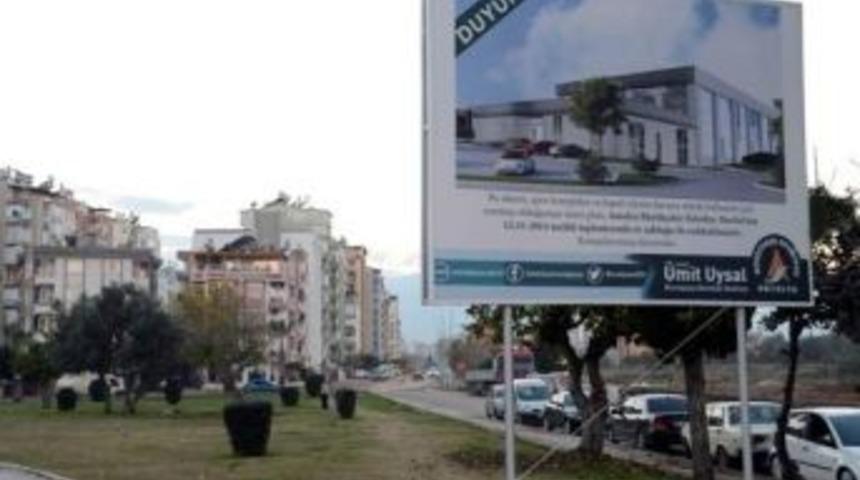 İl&ccedil;e Belediyesi, B&uuml;y&uuml;kşehir Meclisinden D&ouml;nen Projeyi Billboard İle Halka Şikayet Etti