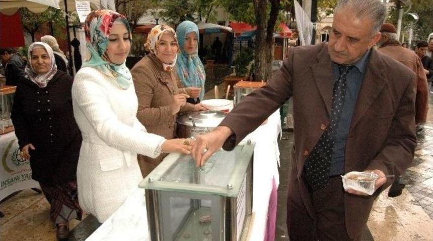 Kuran Kursu&rsquo;na Yardım İ&ccedil;in Aşure Satıyorlar