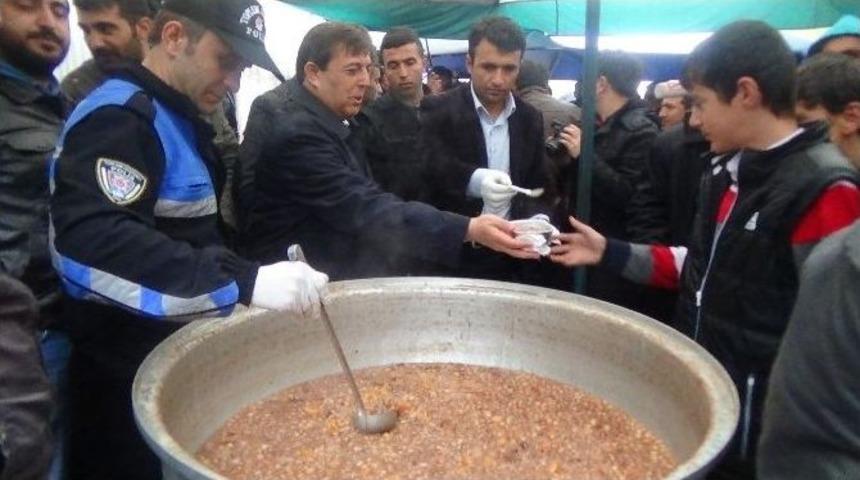 Hakkari Emniyet M&uuml;d&uuml;rl&uuml;ğ&uuml;&rsquo;nden Aşure Dağıtımı