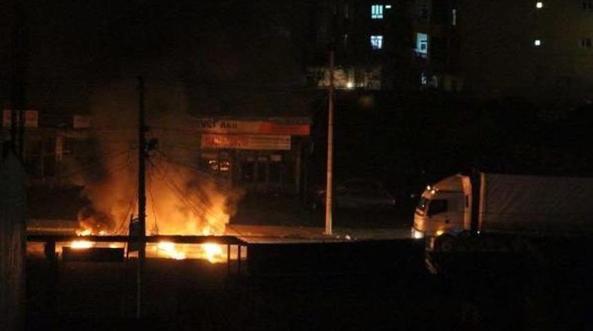 Silopi&rsquo;De Yol Kesen Pkk'lı Gruba M&uuml;dahale Eden Polislere Molotof Ve Ses Bombası