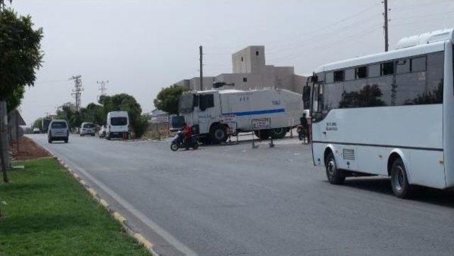 Adliyede Polisin Boşanma Cinneti; 1 Kişiyi Öldürüp, 5 Kişiyi Yaralayıp Intihara Kalkıştı - Yeniden