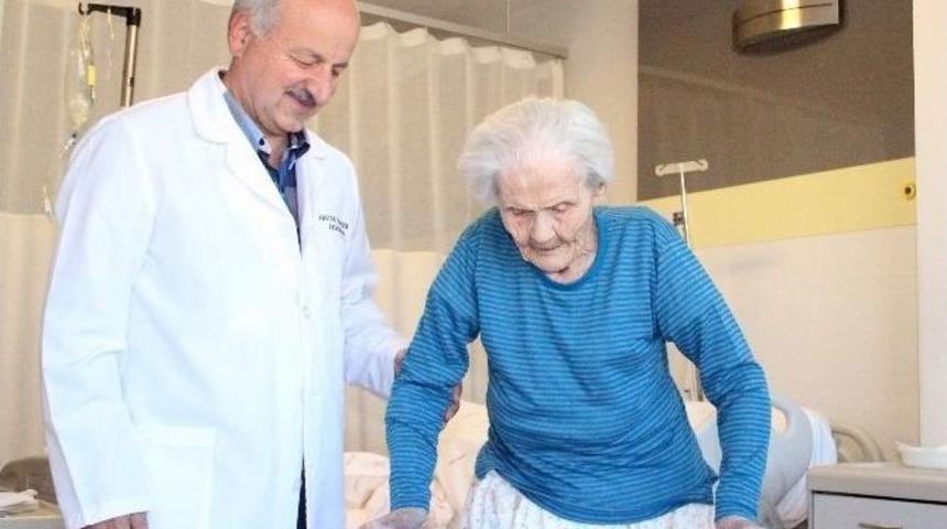 101 Yaşındaki Nineye Kal&ccedil;a Kırığı Ameliyatı