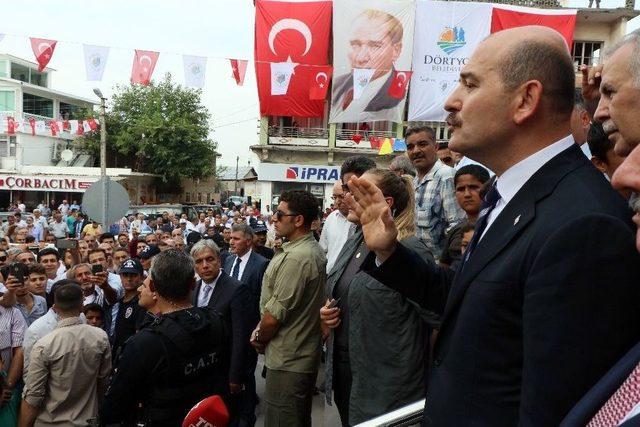 Bakan Soylu’dan Cami Çıkışı Çocuklara Harçlık