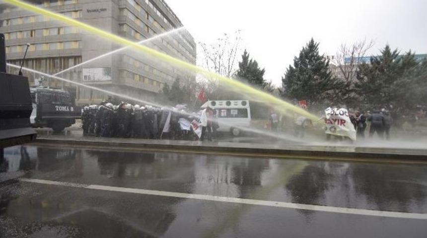 Eğitim-iş&rsquo;in Eylemine Biber Gazlı Ve Toma&rsquo;lı M&uuml;dahale