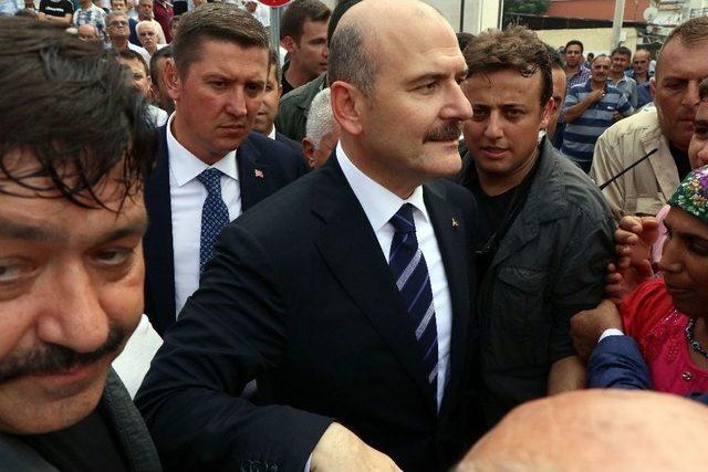 Bakan Soylu’dan Cami Çıkışı Çocuklara Harçlık