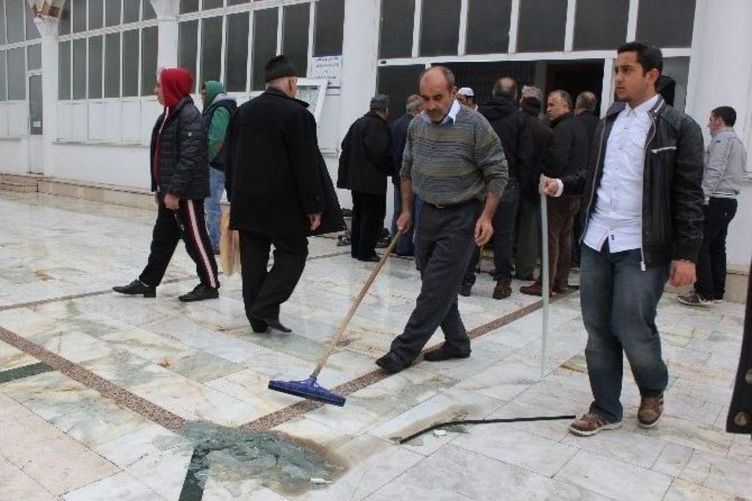Cuma Namazı Sırasında Caminin Elektrik Panosu Patladı: 2 Yaralı