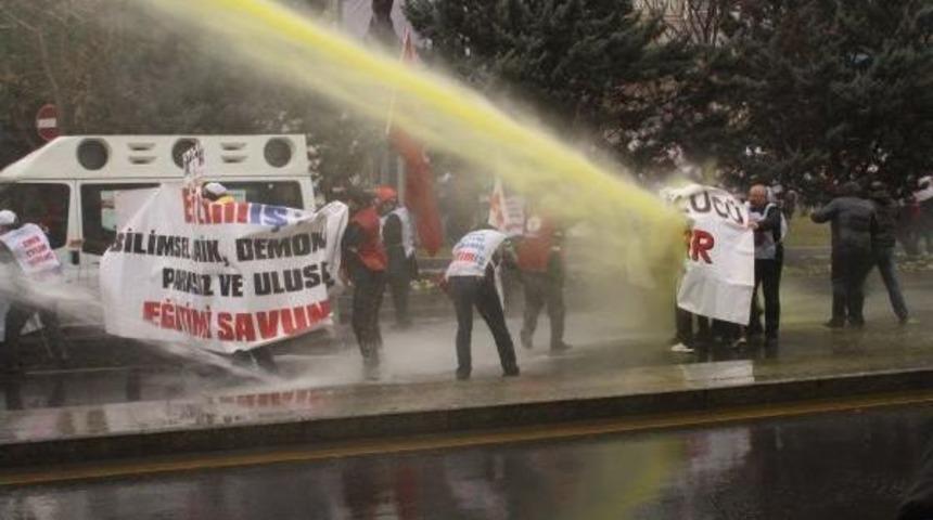 Eğitim-İş Sendikası &Uuml;yelerinin Eylemine Toma Ve Biber Gazlı M&uuml;dahale : 40 G&ouml;zaltı