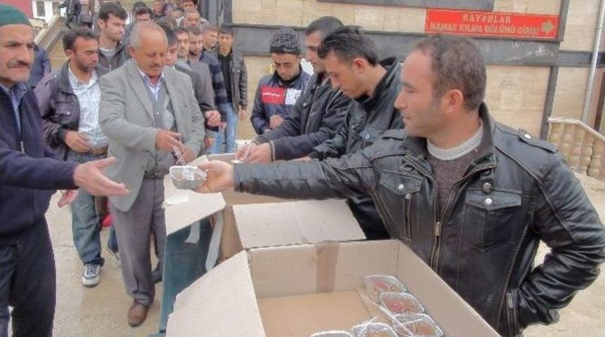 Hayırsever İş Adamından Bin 500 Kişiye Aşure İkramı