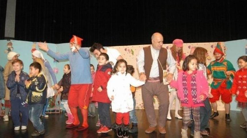 Minikler &ldquo;iyilik Kahramanları&rdquo;nı Hem Seyretti, Hem Oynadı