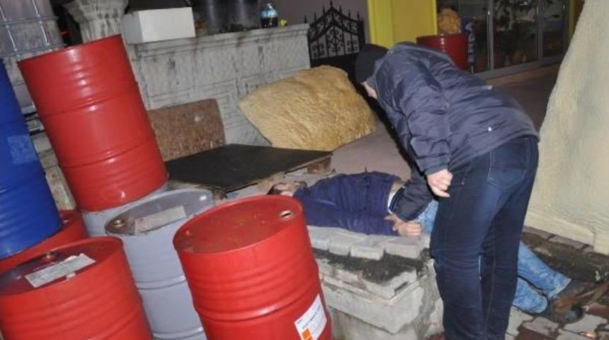 Uyuşturucu Kullanan Gen&ccedil; Kaldırımda Bulundu