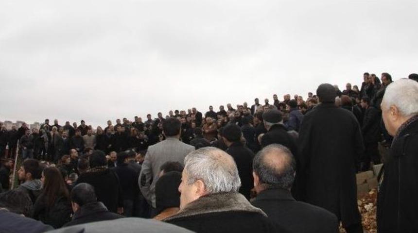 Silahlı Saldırı Sonucu &Ouml;len Avukat Toprağa Verildi