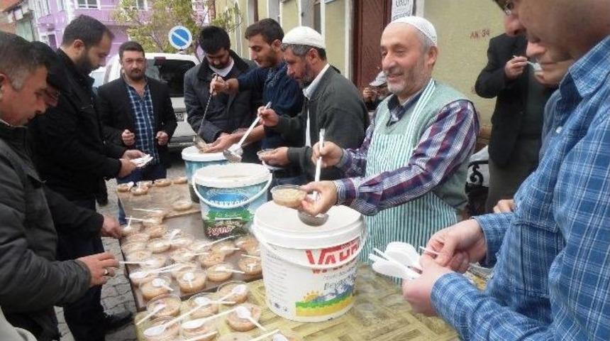 Dernek 750 Kişiye Aşure Dağıttı