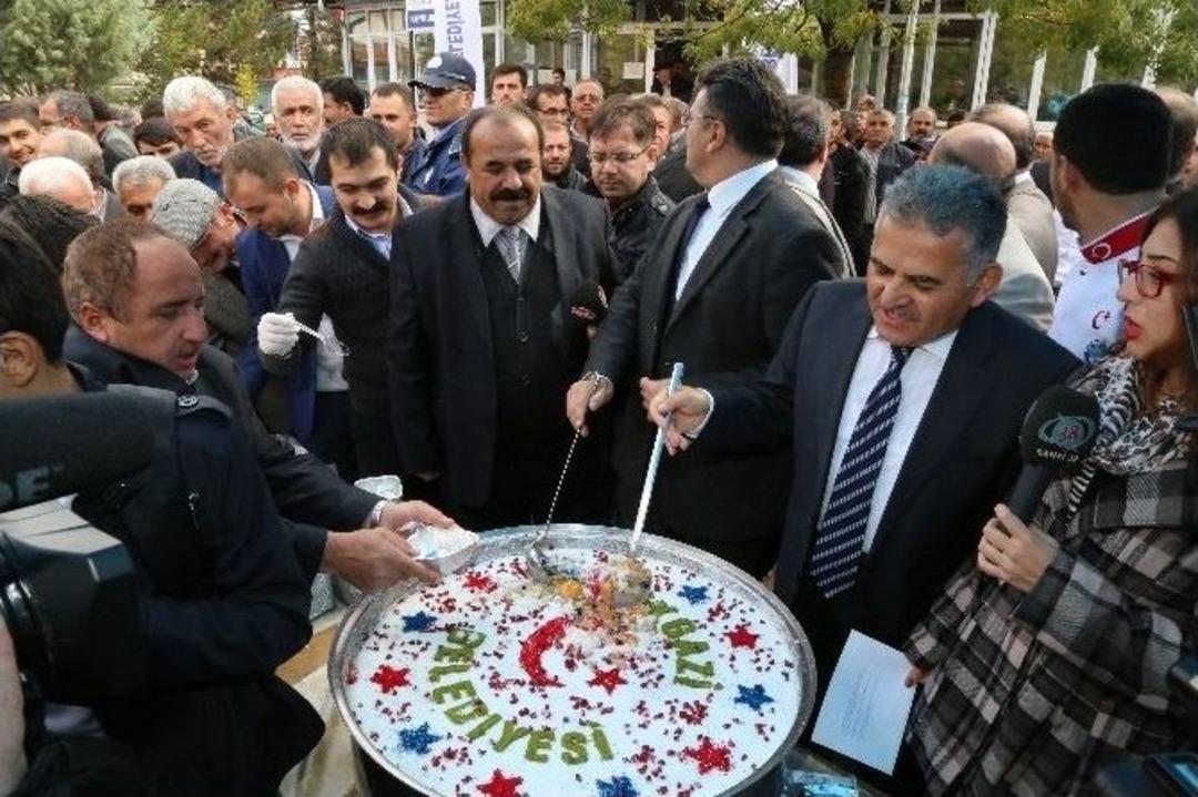 Melikgazi Belediyesinden Keykubat Camii &Ouml;n&uuml;nde Aşure İkramı