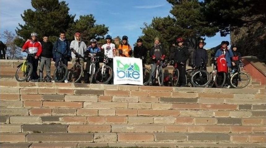 Cumhuriyet İ&ccedil;in Pedal &Ccedil;evirdi