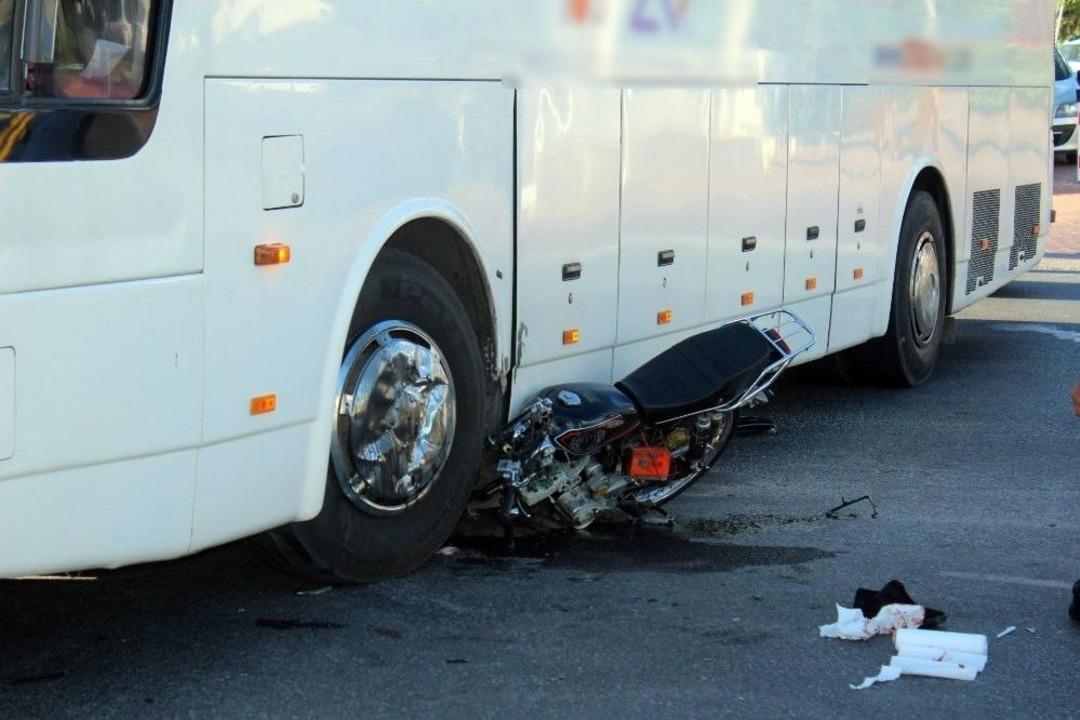 Tur Otob&uuml;s&uuml;n&uuml;n Dikkatsizliği Faciaya Neden Oluyordu