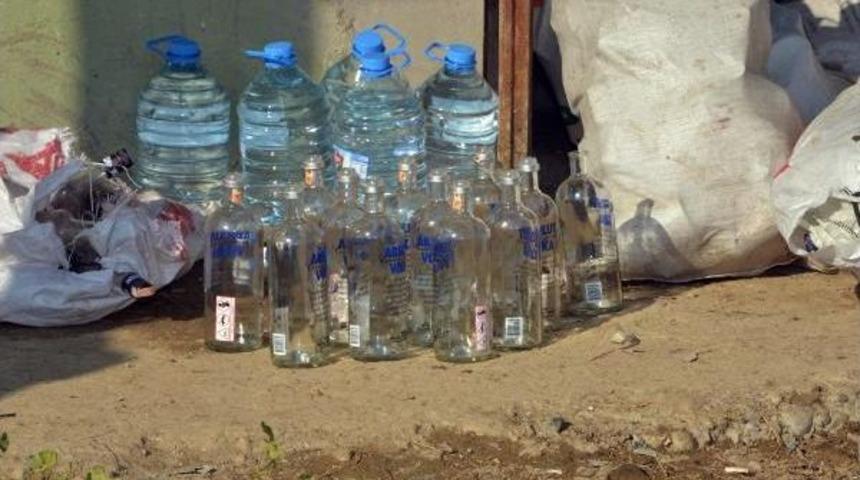 Polis Baskınından Kurtulmak İ&ccedil;in Sahte Rakı İmalathanesini Yaktılar