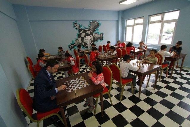 Büyükşehir’den Okullara Satranç Sınıfları 1
