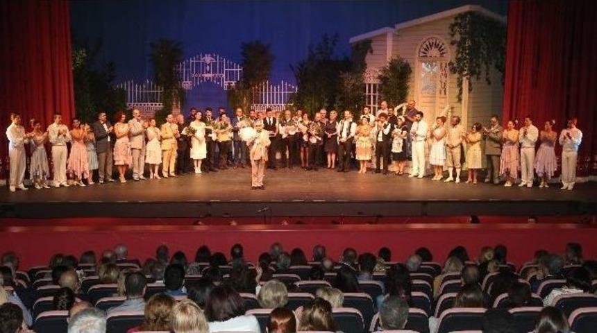 ‘lüküs Hayat’ Oyununa Vatandaşlardan Yoğun İlgi