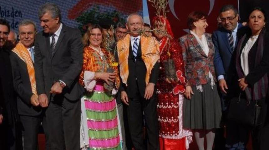 Kılı&ccedil;daroğlu İzmir'de Fidan Dağıttı