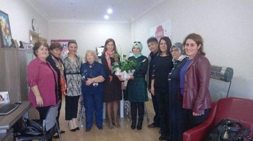 İzmtli Kadınlar Karşılıklı G&ouml;r&uuml;ş Alış Verişinde Bulundular