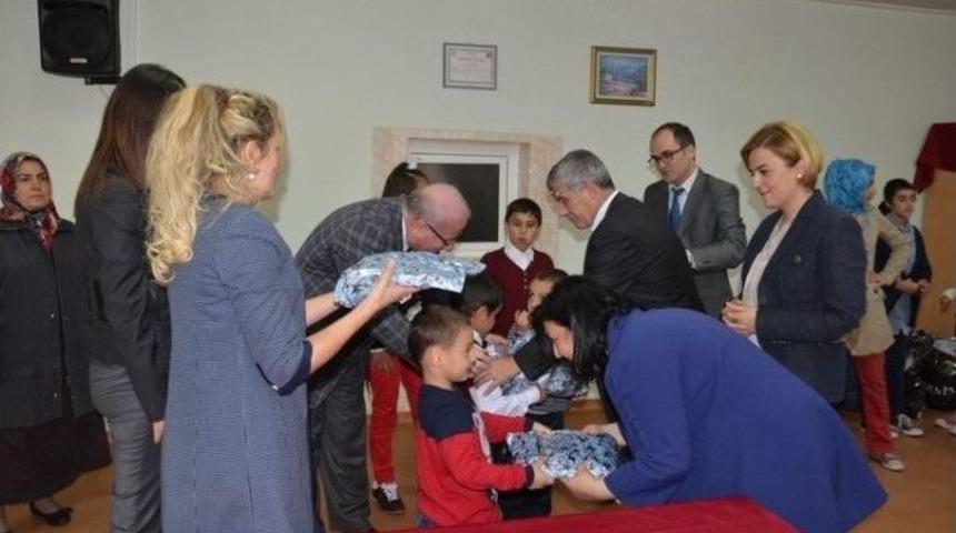 Emine Erdoğan&rsquo;dan G&uuml;m&uuml;şhaneli &Ccedil;ocuklara Hediye