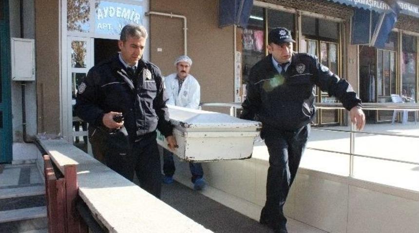 Oyun Oynadığı İp Boynuna Ve Kapı Kilidine Dolandı