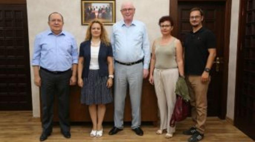 Eczacılık Fak&uuml;ltesi Mezunları Derneği Başkan Kurt&rsquo;u Ziyaret Etti