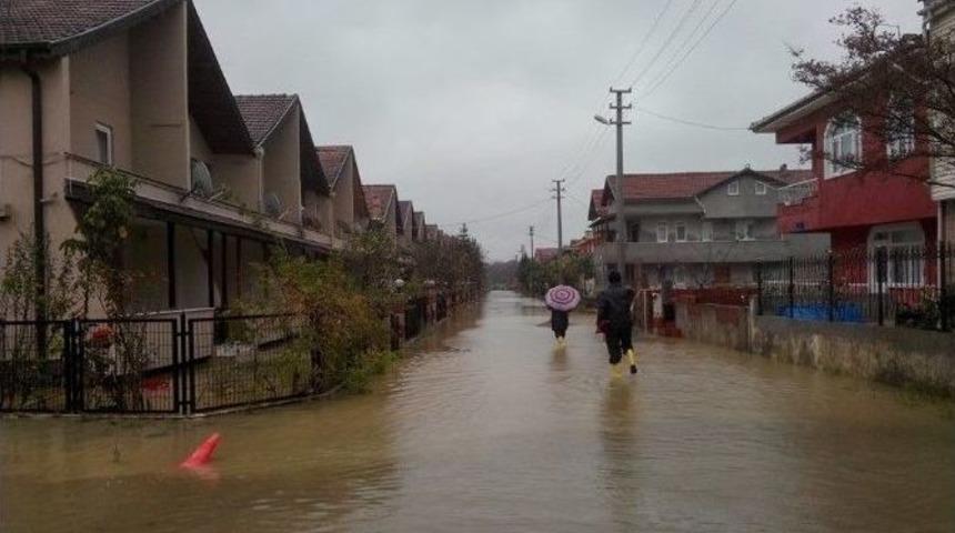 Sağanak Yağış Kandıra&rsquo;yı Su Altında Bıraktı
