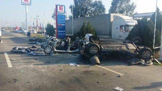 Lastiği Patlayan Otomobil Karşı Şeride Geçti: 6 Ölü, 1 Yaralı-Fotoğraflar