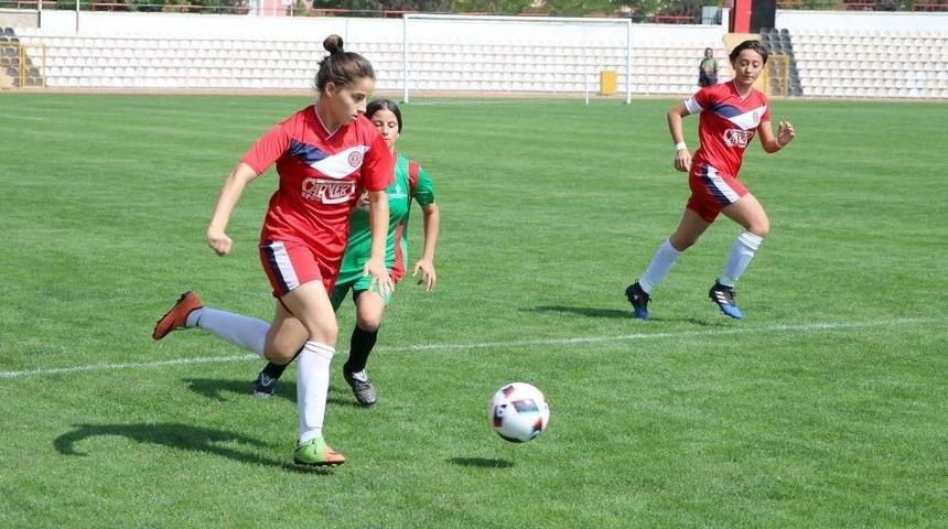 Futbolda Gen&ccedil; Kızlar Kocaeli Temsilcisi Tur Atladı