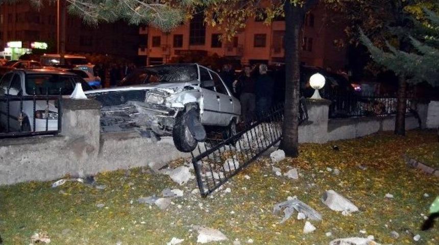 &Ouml;nce Kadına Sonra Duvara &Ccedil;arptı