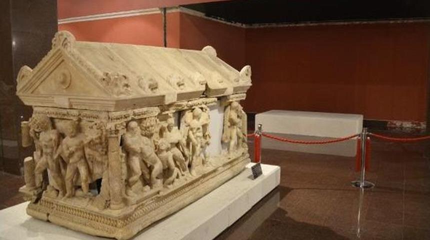 Herakles Lahdi, Aynı Kaderi Paylaşan Ikizinin Yanında Sergilenecek