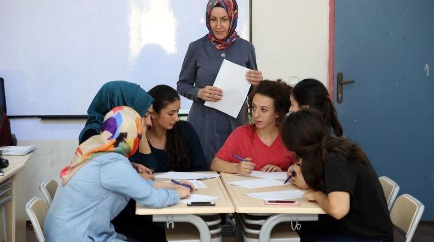 Kariyer Merkezi&rsquo;nden İş Arayanlara T&uuml;yolar