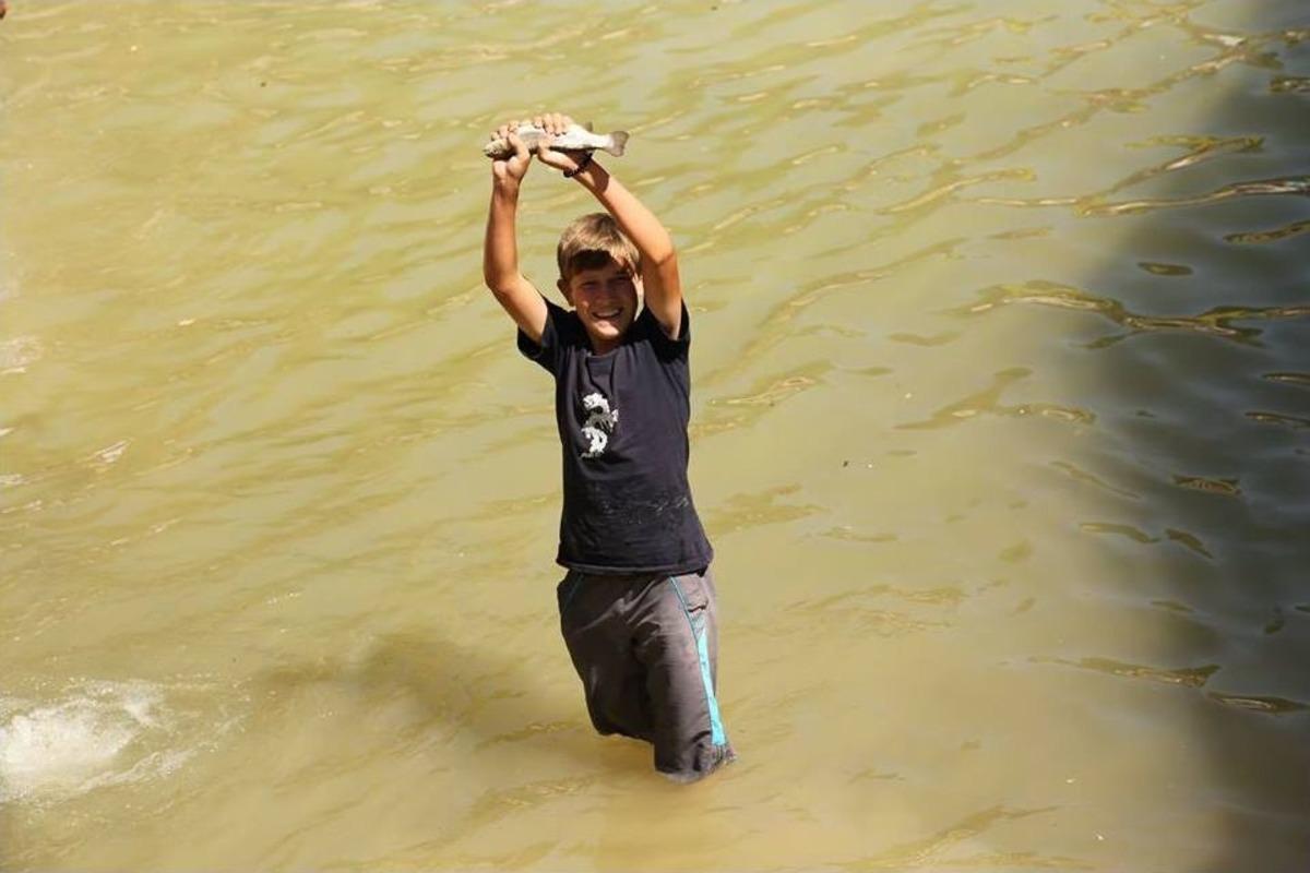 Elle Balık Tutma Yarışması Renkli G&ouml;r&uuml;nt&uuml;lere Sahne Oldu