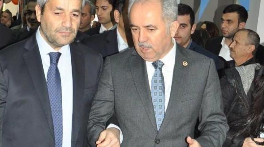 Eski Bakan Erg&uuml;n'den Kongrede, Partililere 'o Yazı Osmanlıca Değil  Arap&ccedil;a' Uyarısı