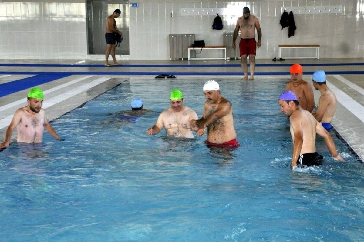 &Ouml;zel Bireylerin Olimpik Havuz Keyfi Renkli G&ouml;r&uuml;nt&uuml;ler Oluşturdu