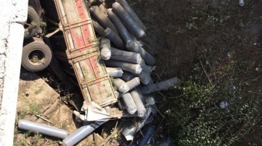 Kamyon Şarampole Yuvarlandı: 1 Yaralı