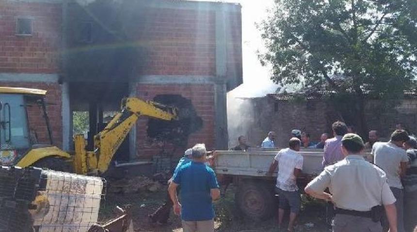 İtfaiye Ekipleri Yangını S&ouml;nd&uuml;rmek I&ccedil;in Duvarı Deldi